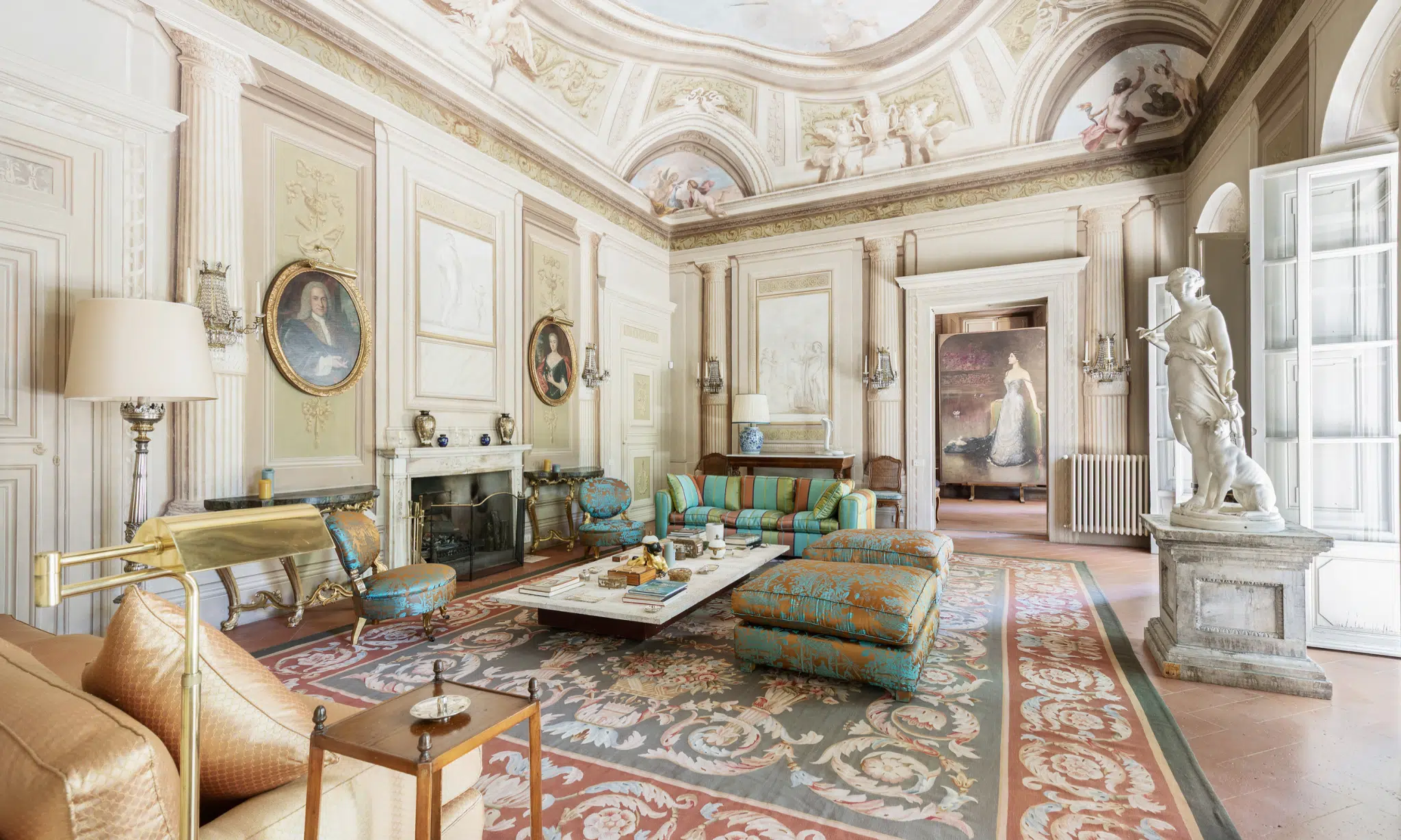 Interno di villa storica di lusso a Firenze con affreschi originali, soffitti decorati e arredi eleganti nel cuore della Toscana